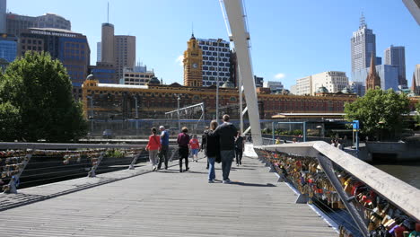 Melbourne-Australia-Puente-Peatonal-Pareja-Joven-Cruzar-El-Río-Yarra