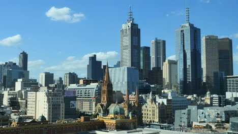 Melbourne-Australien-Wolkenkratzer-und-Blauer-Himmel
