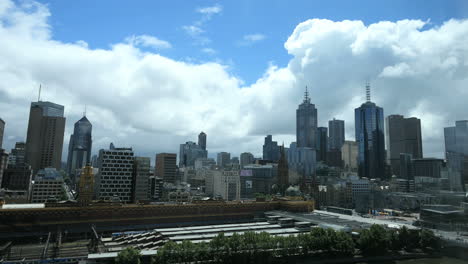 Skyline-Von-Melbourne,-Australien-und-Wolken,-Die-Sich-Oben-Abzeichnen
