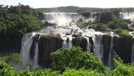 Iguaçu-Wasserfälle-Schöne-Aussicht-Auf-Viele-Wasserfälle