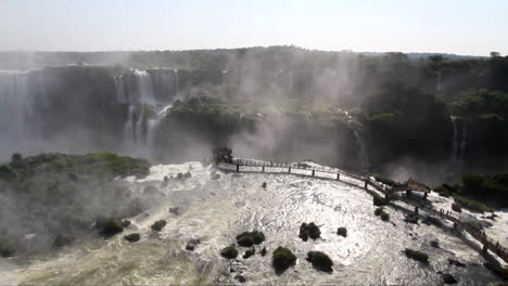Cataratas-Del-Iguazú-Brasil-Mirando-Hacia-La-Piscina-Con-Pasarela