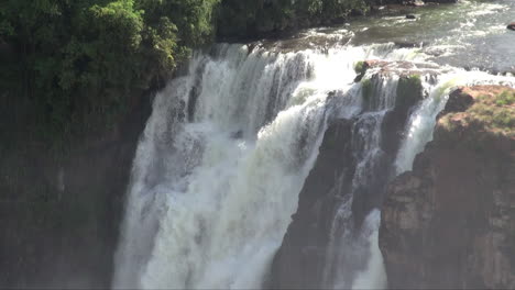 Cataratas-Del-Iguazú-Brasil-Mirando-Hacia-La-Piscina-Con-Pasarela