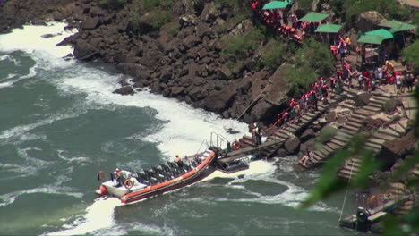 Iguazu-Falls-Brasilien-Touristen-Steigen-Die-Treppe-Hinunter,-Um-Auf-Ein-Ausflugsboot-Zu-Steigen