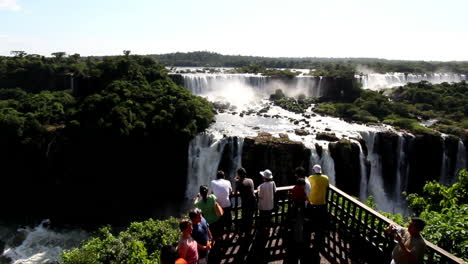 Iguaçu-Fällt-Brasilien-Mit-Touristen-Auf-Bahnsteig