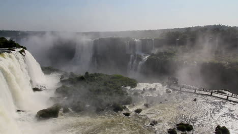 Cataratas-Del-Iguazú-Brasil-Con-Paseo-Marítimo-Más-Allá