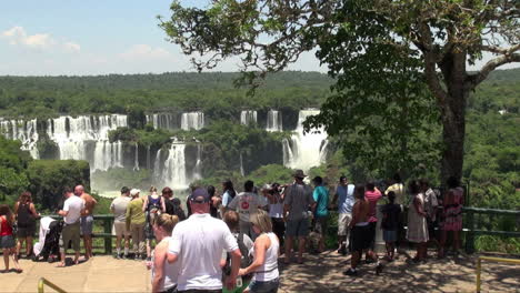 Iguazu-Fällt-Brasilien-Mit-Touristen,-Die-Fotos-Machen