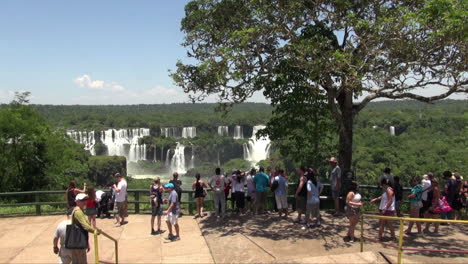 Iguazu-Fällt-Brasilien-Mit-Touristen