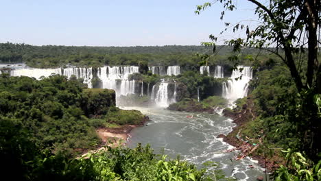 Brasilien-Iguaçu-Fällt-Mit-Baumrahmen-und-Fluss