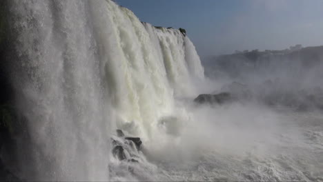 Iguaçu-Brasilien-Dramatischer-Wasserfall