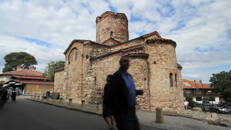 Nessebar-Bulgaria-Iglesia-De-San-Juan-Bautista-Y-Turistas