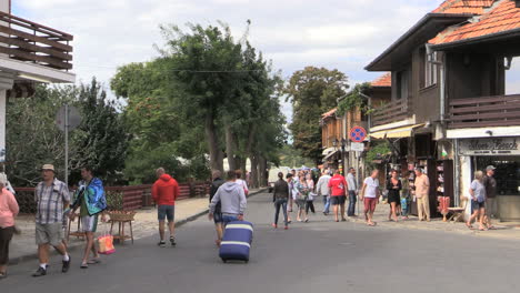 Nessebar-Bulgaria-Turista-Tirando-Maleta-De-La-Calle