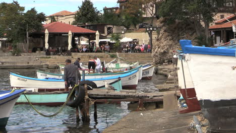 Nessebur-Bulgarien-Waterfront-und-Fischer