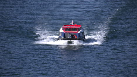 Bulgarien-Schiff-Tender-Im-Wasser