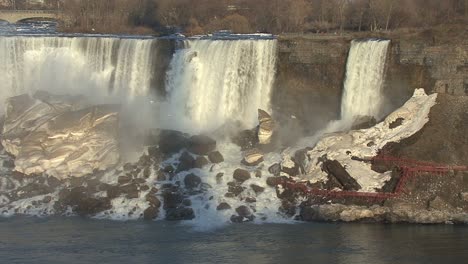 Kanada-Niagara-Falls-Bei-American-Falls-Mit-Eis-und-Vögeln