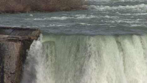Canada-Niagara-Falls-flowing-over-edge