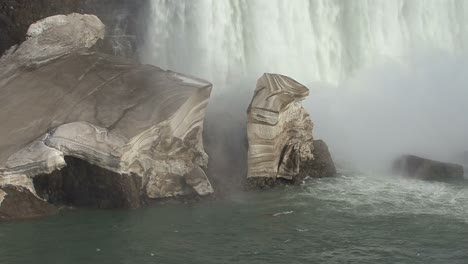 Canada-Niagara-Falls-with-chunks-of-ice-