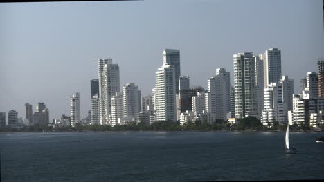 Kolumbien-Cartagena-Skyline-Mit-Kleinem-Sailboat.mov