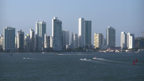 Kolumbien-Cartagena-Skyline-Mit-Schnellbooten.mov