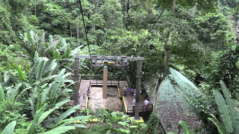 Costa-Rica-Regenwald-Seilbahn-Fährt-Hoch