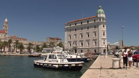 Split-Kroatien-Gebäude-Vorbei-An-Booten