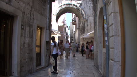Split-Croacia-Pueblo-En-Una-Calle-Estrecha