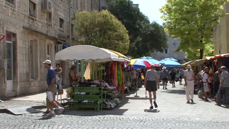 Split-Kroatien-Schlendern-Auf-Einem-Markt-Im-Freien
