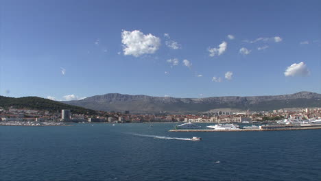 Split-Kroatien-Kleines-Boot-Verlässt-Den-Hafen