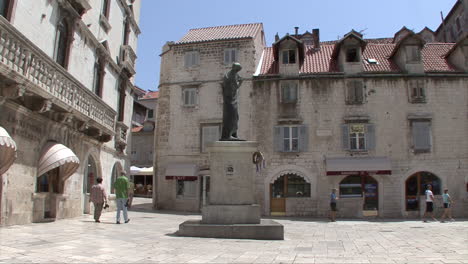 Split-Kroatien-Statue-Auf-Einem-Platz