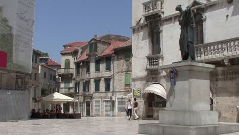 Split-Kroatien-Statue-In-Plaza