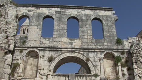 Split-Kroatien-Kippt-Palastmauer-Hoch