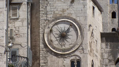 Croacia-Dividida-Hace-Zoom-En-La-Esfera-Del-Reloj