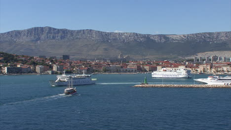 Kroatien-Fähre-und-Segelboot-In-Split