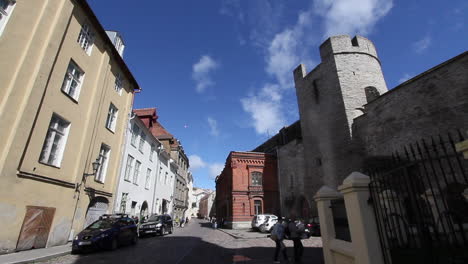 Tallinn-Estland-Gebäude-und-Stadtmauer