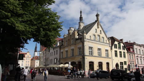 Tallinn-Estonia-buildings-with-tourists