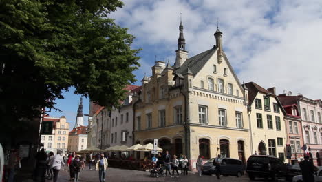 Tallin-Estonia-Edificios-Con-Turistas