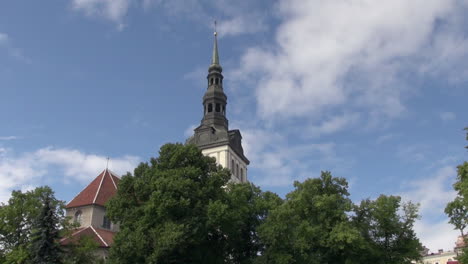 Tallin,-Estonia,-Campanario-Y-Nube-De-La-Iglesia