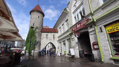 Puerta-De-La-Ciudad-De-Tallin-Estonia-Con-Gente