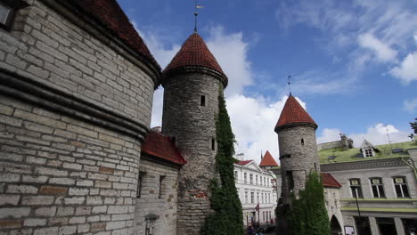 Tallinn-Estland-Wolken-über-Dem-Stadttor