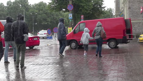 Tallinn-Estland-Familie-Im-Regen-Spazieren-Gehen