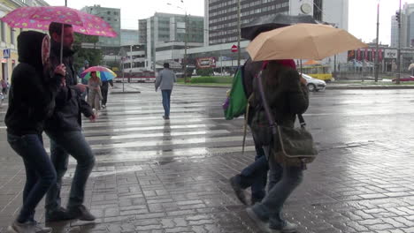 Tallinn-Estland-An-Einem-Regnerischen-Tag-Mit-Grünem-Bus-und-Regenschirmen