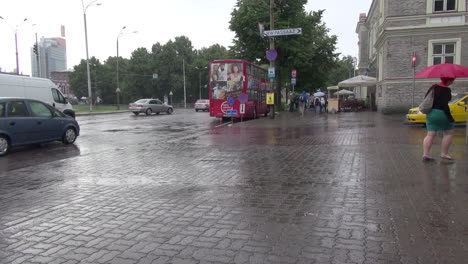 Tallinn-Estland-Fußgänger-Im-Regen-Mit-Regenschirmen