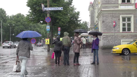 Tallin-Estonia-Peatones-En-Un-Día-Lluvioso-Y-Un-Autobús-Rojo