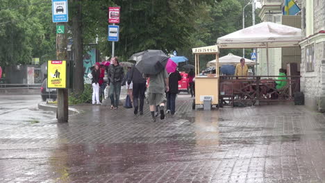 Tallin-Estonia-Peatones-En-Un-Día-Lluvioso