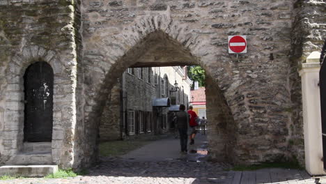 Tallin-Estonia-Gente-Entrando-Puerta