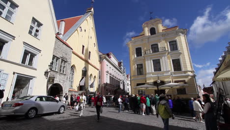 Tallinn-Estland-Menschen-Auf-Einem-Platz