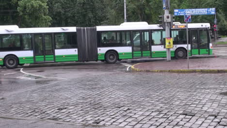 Tallinn-Estland-Leute-Gehen-Mit-Regenschirmen,-Während-Der-Verkehr-Vorbeigeht