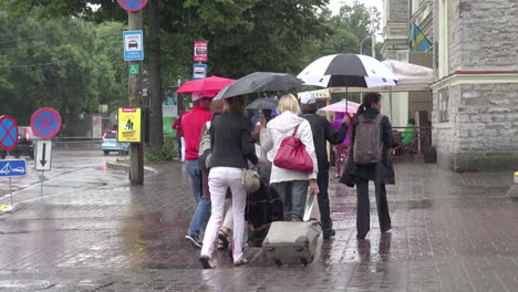 Tallinn-Estland-Menschen-Mit-Regenschirmen-Im-Regen