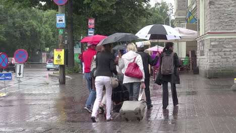 Tallin-Estonia-Personas-Con-Paraguas-Bajo-La-Lluvia