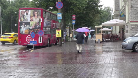 Tallin-Estonia-Autobús-Rojo-Y-Calle-Bajo-La-Lluvia