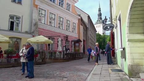 Tallinn-Estland-Straßenszene-und-Entfernter-Kirchturm